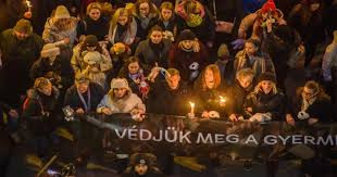 হাঙ্গেরির প্রধানমন্ত্রীর পদত্যাগের দাবিতে হাজার হাজার মানুষের বিক্ষোভ